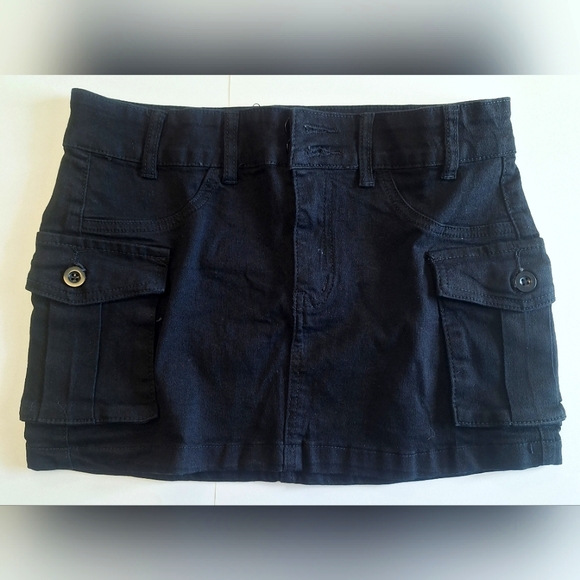 Dresses & Skirts - Black mini skirt- SZ medium- NWOT